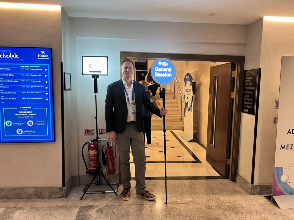 Lollipop Signs LED wayfinding sign directing attendees to the general session at a London conference